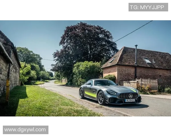 足球巨星豪驾AMG驰骋绿茵之外彰显速度与激情魅力