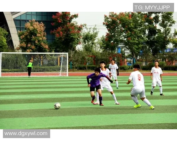 绿茵场上激情绽放足球球星以惊艳射门点燃全场热血